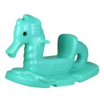 A Gangorra Infantil Freso Baby Dream Cavalo Marinho possui assento anatômico com apoio para as costas, manoplas ergonômicas para as mãos e apoio antiderrapante para os pés.